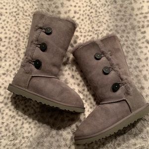 Gray UGG Bailey Button Triplet (Size 4)